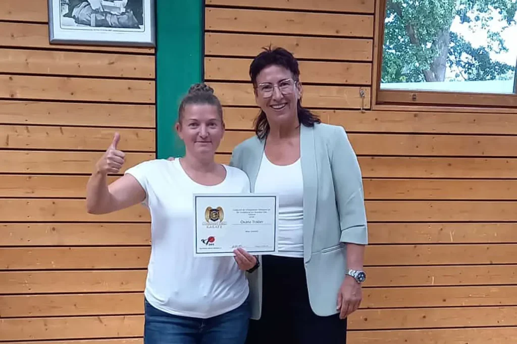Oxana mit Guardian Girls-Ausbilderin Ulrike Maaß