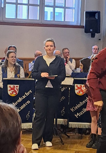 Oxana beim Neujahrsempfang der Marktgemeinde Kleinheubach mit der Silbermünze